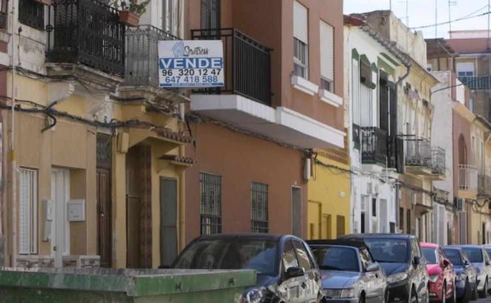 Una vivienda en el Cabanyal con el cartel de 'se vende'.