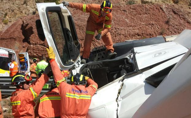 Bomberos, trabajando en la excarcelación del conductor accidentado en la CV-35 en Calles.