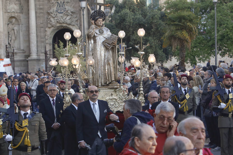 Los valencianos han celebrado en la tarde de este lunes la fiesta de San Vicente Ferrer con la tradicional procesión desde la Seo y con paradas en la casa natalicia del fraile, en San Esteban y en el antiguo convento dominico. 