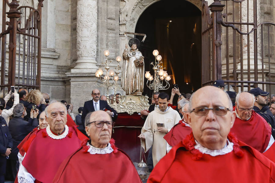 Los valencianos han celebrado en la tarde de este lunes la fiesta de San Vicente Ferrer con la tradicional procesión desde la Seo y con paradas en la casa natalicia del fraile, en San Esteban y en el antiguo convento dominico. 