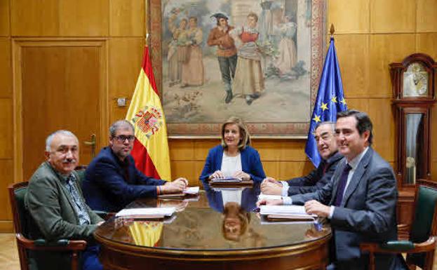 La ministra, durante una reunión son sindicatos y patronal. 