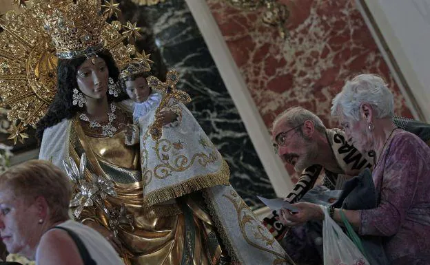 Besamanos a la Virgen de los Desamparados.