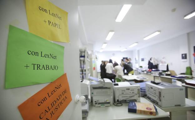 Carteles en contra de la plataforma Lexnet.