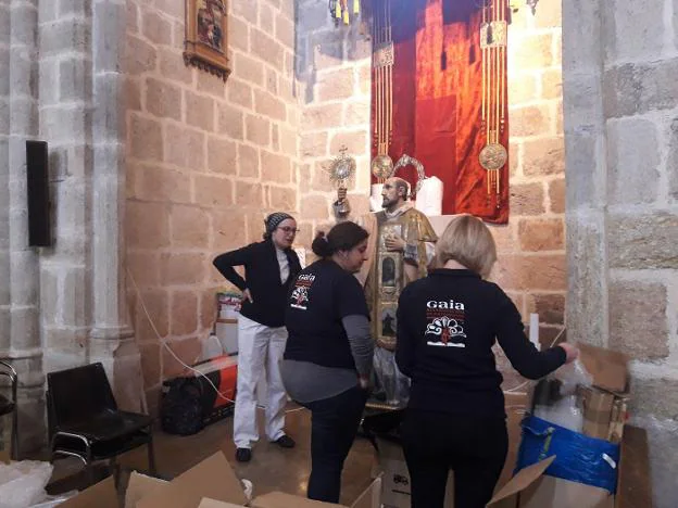 Las expertas preparando los materiales para la restauración. 