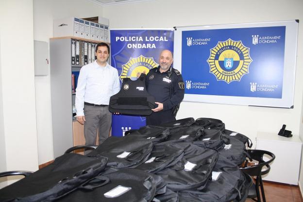El alcalde de Ondara y el jefe de la Policía Local con la nueva equipación para los agentes. 