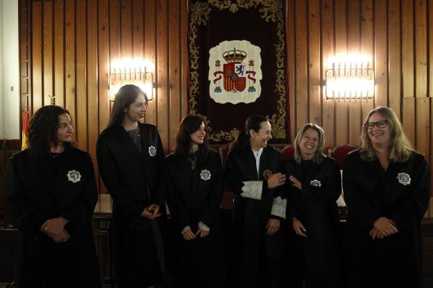 Las nuevas juezas posan con la presidenta del TSJ, Pilar de la Oliva. 