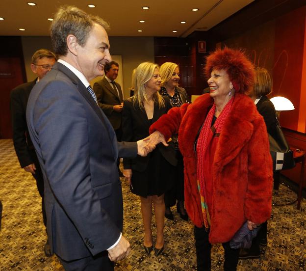 El expresidente José Luis Rodríguez Zapatero, junto a la exministra Carmen Alborch. 