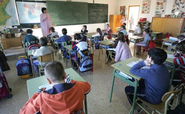 Una profesora imparte clase en un centro concertado de Valencia.