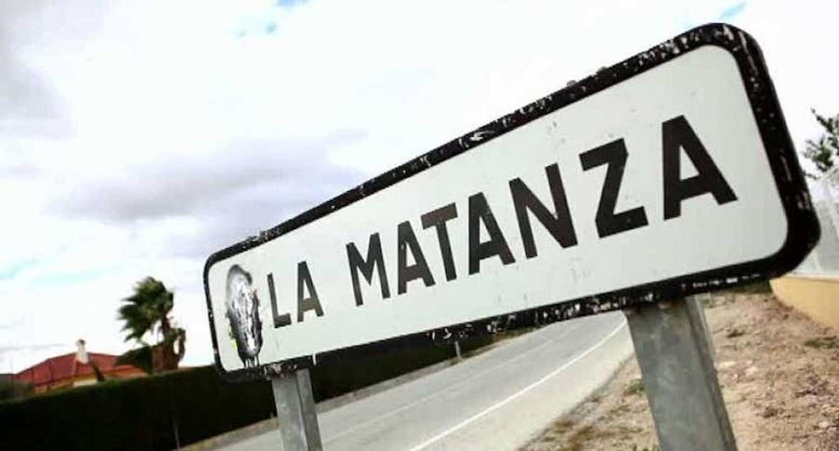 La Matanza | La Matanza es una pedanía del municipio de Orihuela, en la comarca de la Vega Baja del Segura, en Alicante. El nombre tiene su origen en muchas batallas presenciadas en este pueblo, ocurridas en la época de los Mahometanos. También existe la idea de que el nombre viene del día en el que el rey Jaime de Aragón miró desde la sierra de Alcaraz a la llanura en la que se encontraba, la que hoy en día se conoce como La Matanza de Orihuela, y preguntó: “¿Cómo se llama esa llanura?”, a lo que le contestaron unos ancianos: “Es el campo de la matanza", y el nombre viene de ahí por una batalla muy sangrienta en tiempos antiguos.