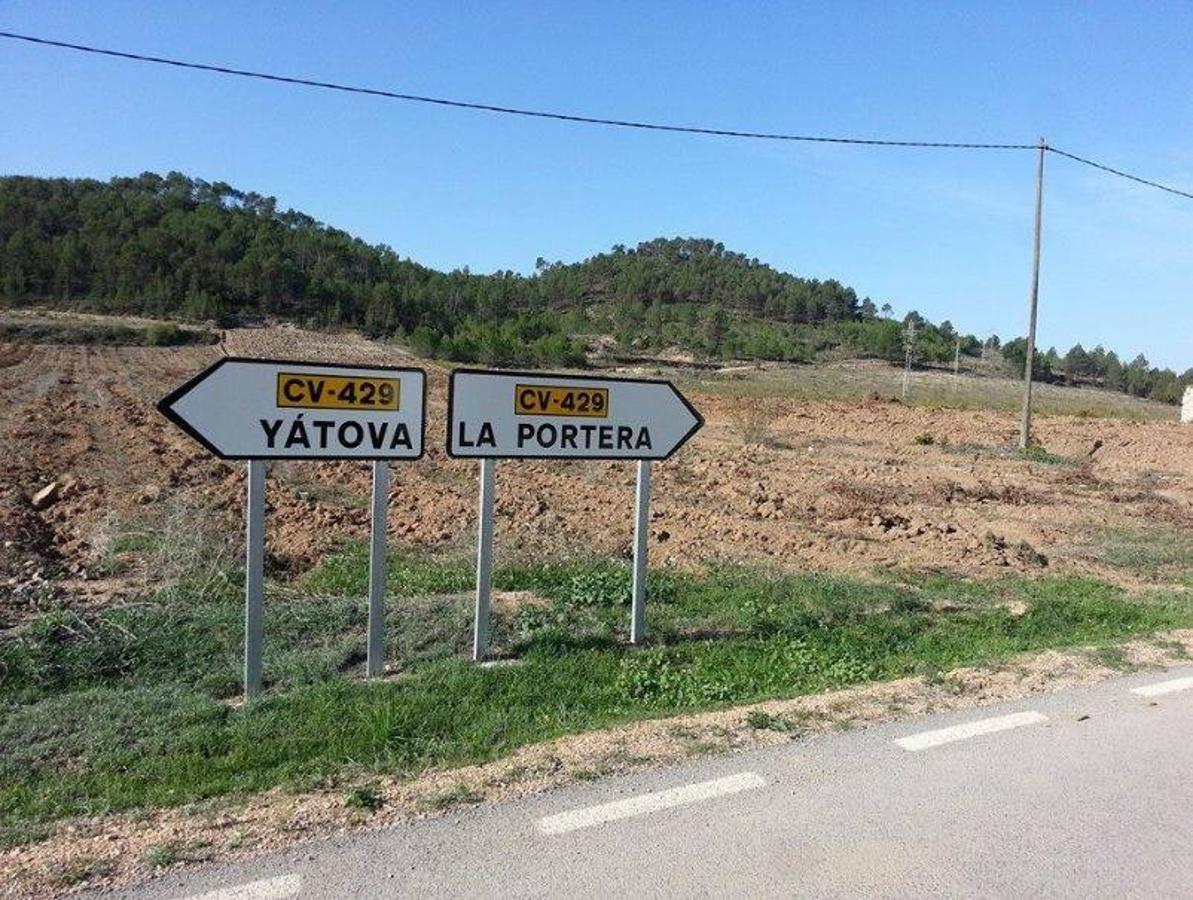 La Portera | Esta pedanía de Requena debe su nombre, según Rafael Bernabeu López en su obra 'Historia Crítica y Documentada de la Ciudad de Requena', a una vieja casa de labor que existió en 1650 y que era propiedad de una religiosa del convento de San José de Requena a la que se conocía con el sobrenombre de la portera. El núcleo de la aldea se halla localizado en lo alto de la colina donde se alza el pequeño edificio que en su día sirvió como ermita.