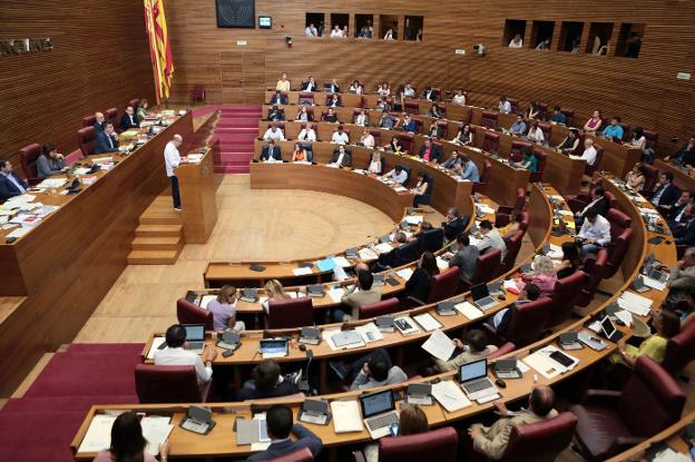 Diputados valencianos durante un pleno de Les Corts. 