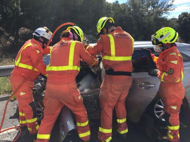 Los bomberos, durante la excarcelación. 