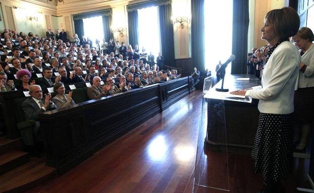 La nueva rectora durante su primer discurso en el puesto.