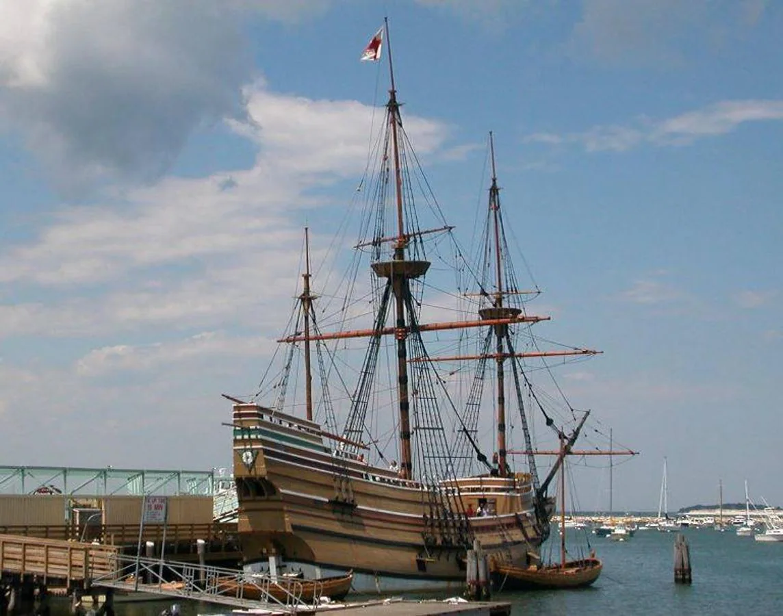 Galeón Mayflower | Este barco transportó en 1620 a los llamados peregrinos desde Inglaterra a América. Debido a una serie de problemas en la nave, se vieron obligados a regresar en dos ocasiones para repararla, poco después de zarpar. En un tercer intento, salieron por fin de Plymouth el 6 de septiembre y consiguieron llegar el 11 de noviembre a América. La nave transportó a 102 personas, sin contar la tripulación. Fueron los primeros colonos anglosajones que se establecieron en la costa de Massachusetts, formando la colonia de Plymouth.