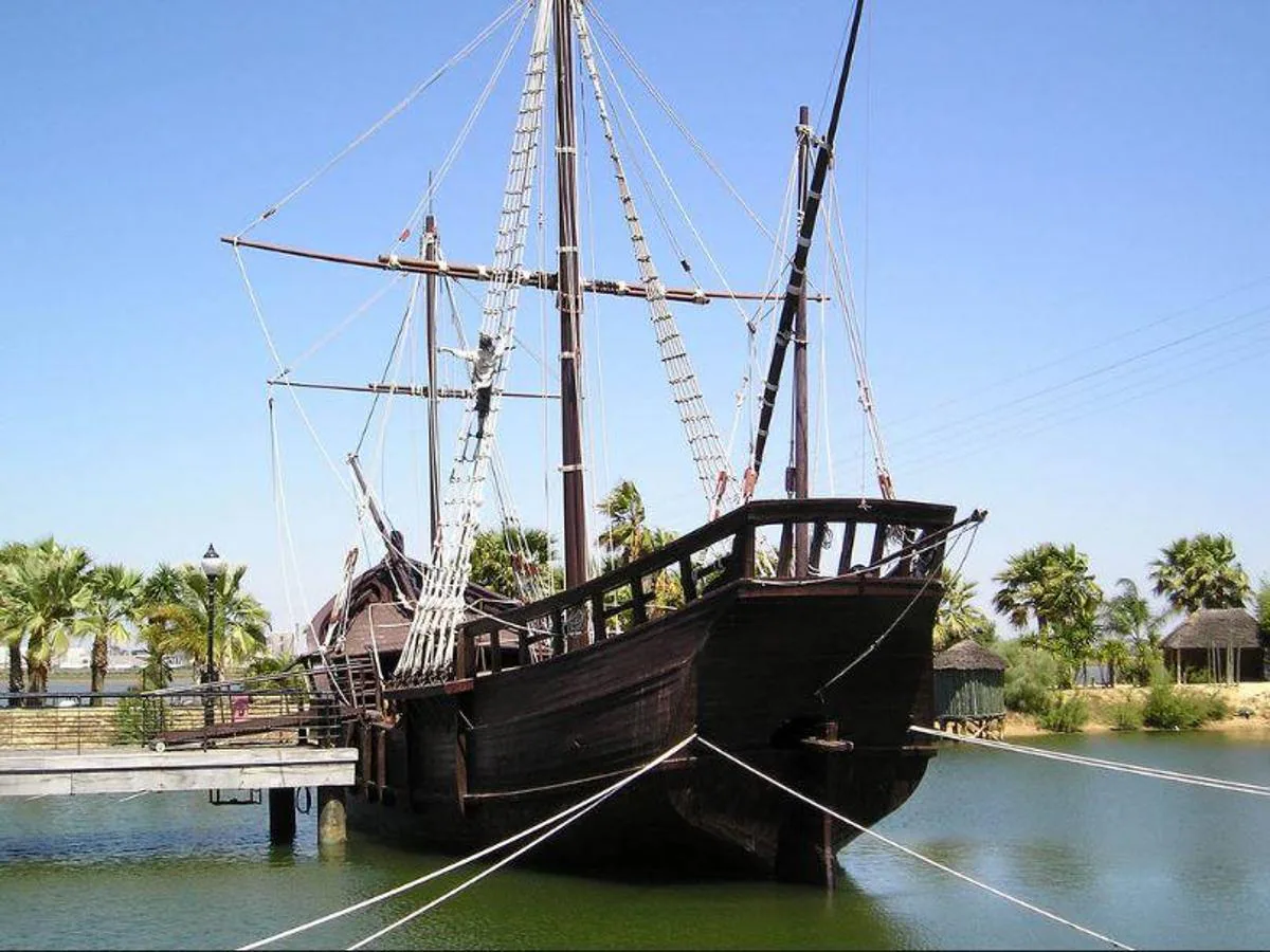 La nave fue construida en Portugal, pero una vez en tierras españolas los marineros onubenses no estaban convencidos de la eficacia de las velas Latinas. La transformaron a una redonda andaluza con 60 toneladas y 24 hombres a bordo. 