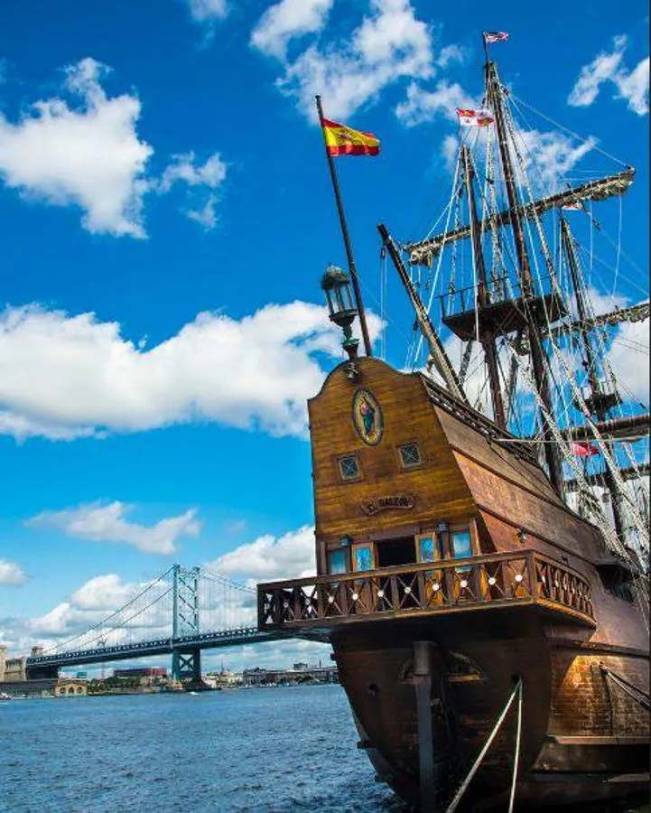 En concreto, el galeón Andalucía ha surcado el océano Pacífico y el Índico, cruzado el Atlántico y navegado por el Mediterráneo, mar Rojo, mar de la China, mar Egeo, Bósforo y el mar Caribe. Ha visitado más de cien puertos de todo el mundo abriendo sus cubiertas al público.