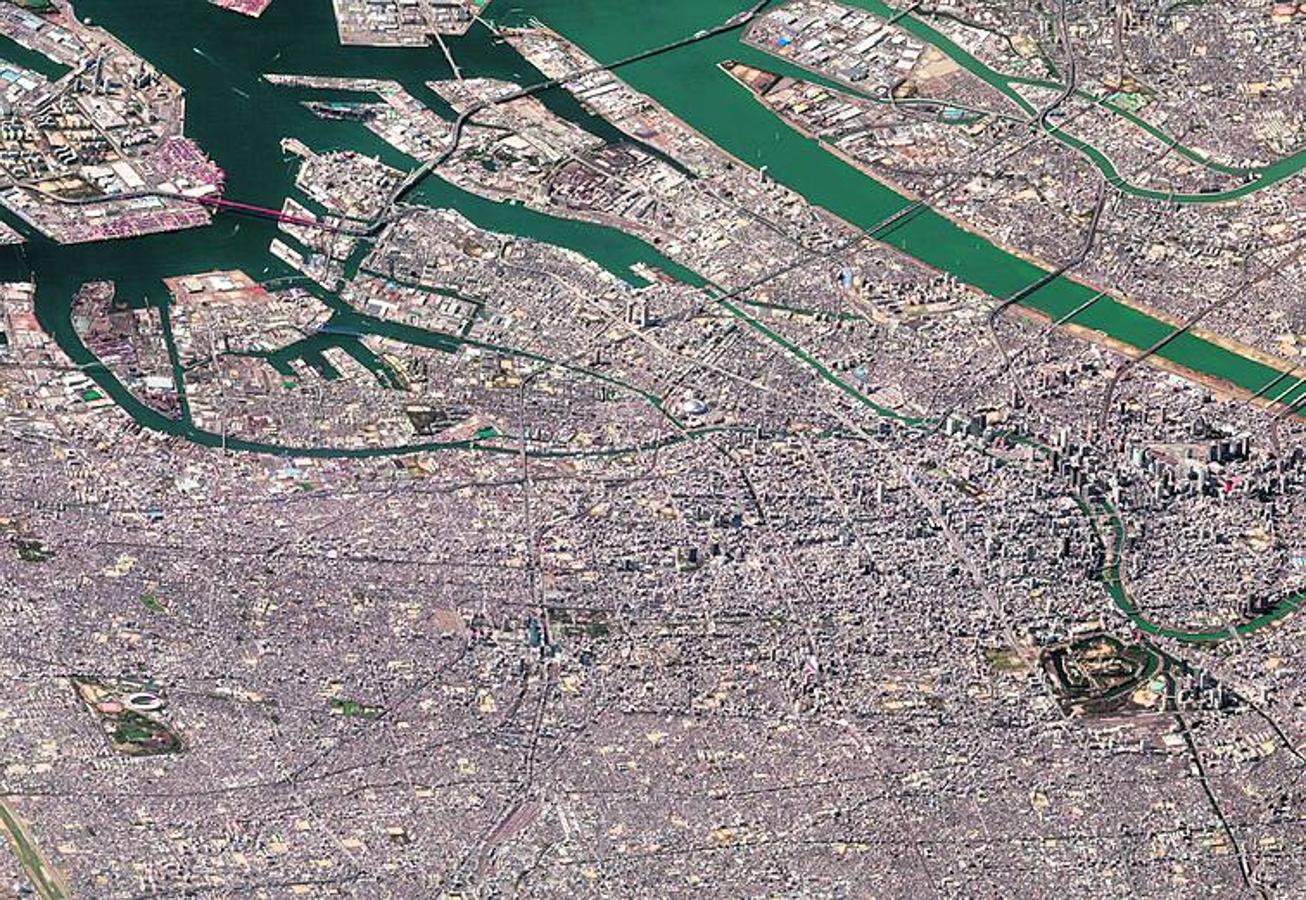 OSAKA: En algunas de esas imágenes tomadas por Planet Labs puede comprobarse el fenómeno de la dispersión urbana con núcleos de edificios altos y emblemáticos y una vasta extensión de viviendas residenciales de baja altura rodeando el ‘downtown’. Es el caso de Osaka (Japón). Su imponente castillo aparece entre la densidad urbanística de la tercera ciudad más grande de Japón.