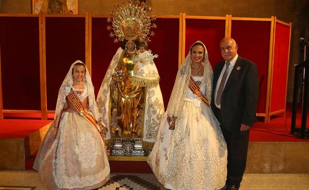 Falleras Mayores de Valencia de 2016, Sofía Soler (derecha) y Alicia Moreno (izquierda), durante el Besamanos fallero junto con el presidente de los Seguidores de la Virgen de los Desamparados, Juan Arturo Devís.