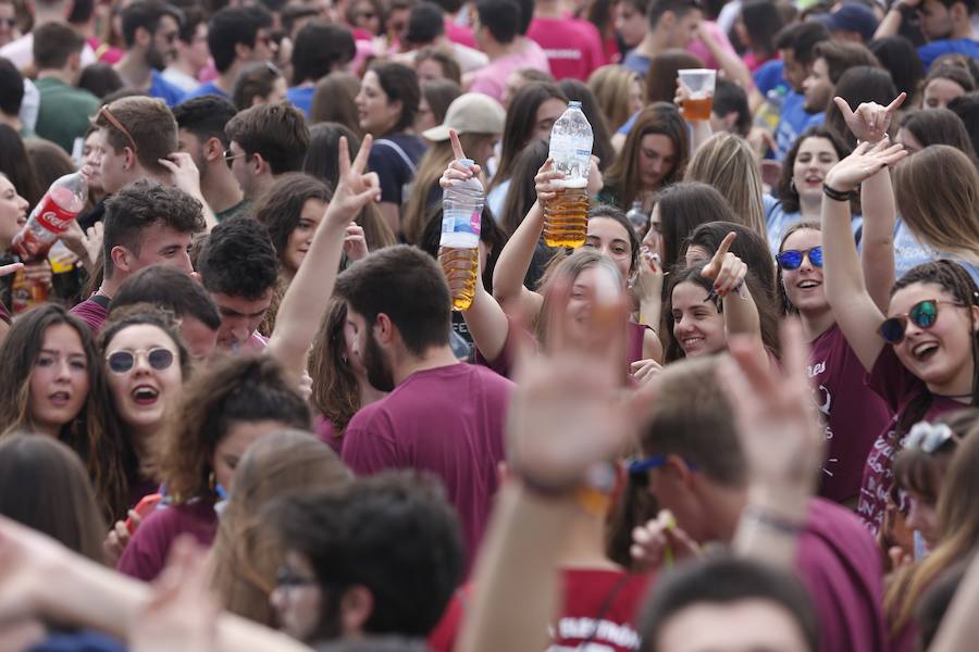 Los estudiantes han llenado el recinto del festival de paellas que se ha celebrado este viernes en Moncada con un amplio dispositivo de seguridad y transporte publico preparado para la ocasión. La puertas se han abierto a las 10 horas y una hora después empezaban los espectáculos musicales mientras se cocinaban 24.000 raciones de paella para los asistentes. Centenares de estudiantes han llegando al epicentro de la fiesta fundamentalmente en metro ya que Metrovalencia había preparado un dispositivo especial para cubrir un evento que hoy dobla el censo de la localidad de l'Horta.