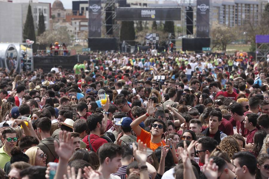 Los estudiantes han llenado el recinto del festival de paellas que se ha celebrado este viernes en Moncada con un amplio dispositivo de seguridad y transporte publico preparado para la ocasión. La puertas se han abierto a las 10 horas y una hora después empezaban los espectáculos musicales mientras se cocinaban 24.000 raciones de paella para los asistentes. Centenares de estudiantes han llegando al epicentro de la fiesta fundamentalmente en metro ya que Metrovalencia había preparado un dispositivo especial para cubrir un evento que hoy dobla el censo de la localidad de l'Horta.