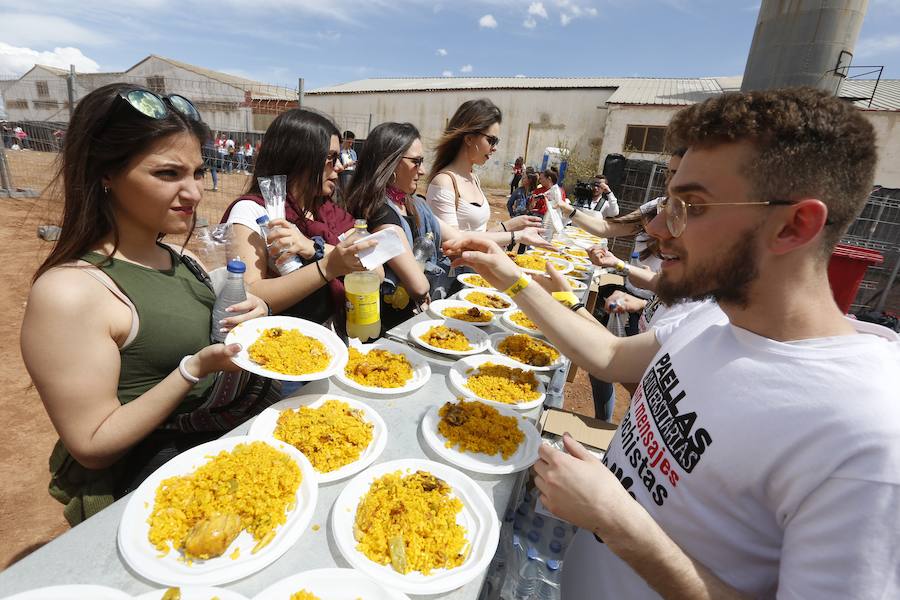 Los estudiantes han llenado el recinto del festival de paellas que se ha celebrado este viernes en Moncada con un amplio dispositivo de seguridad y transporte publico preparado para la ocasión. La puertas se han abierto a las 10 horas y una hora después empezaban los espectáculos musicales mientras se cocinaban 24.000 raciones de paella para los asistentes. Centenares de estudiantes han llegando al epicentro de la fiesta fundamentalmente en metro ya que Metrovalencia había preparado un dispositivo especial para cubrir un evento que hoy dobla el censo de la localidad de l'Horta.