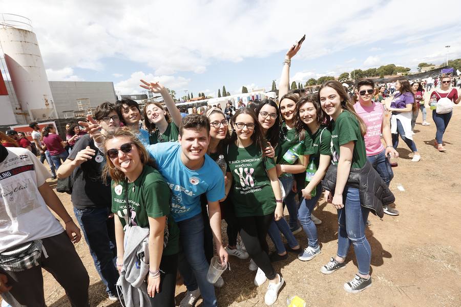 Los estudiantes han llenado el recinto del festival de paellas que se ha celebrado este viernes en Moncada con un amplio dispositivo de seguridad y transporte publico preparado para la ocasión. La puertas se han abierto a las 10 horas y una hora después empezaban los espectáculos musicales mientras se cocinaban 24.000 raciones de paella para los asistentes. Centenares de estudiantes han llegando al epicentro de la fiesta fundamentalmente en metro ya que Metrovalencia había preparado un dispositivo especial para cubrir un evento que hoy dobla el censo de la localidad de l'Horta.