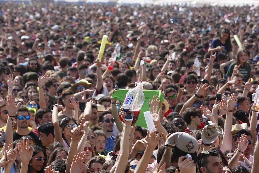 Los estudiantes han llenado el recinto del festival de paellas que se ha celebrado este viernes en Moncada con un amplio dispositivo de seguridad y transporte publico preparado para la ocasión. La puertas se han abierto a las 10 horas y una hora después empezaban los espectáculos musicales mientras se cocinaban 24.000 raciones de paella para los asistentes. Centenares de estudiantes han llegando al epicentro de la fiesta fundamentalmente en metro ya que Metrovalencia había preparado un dispositivo especial para cubrir un evento que hoy dobla el censo de la localidad de l'Horta.