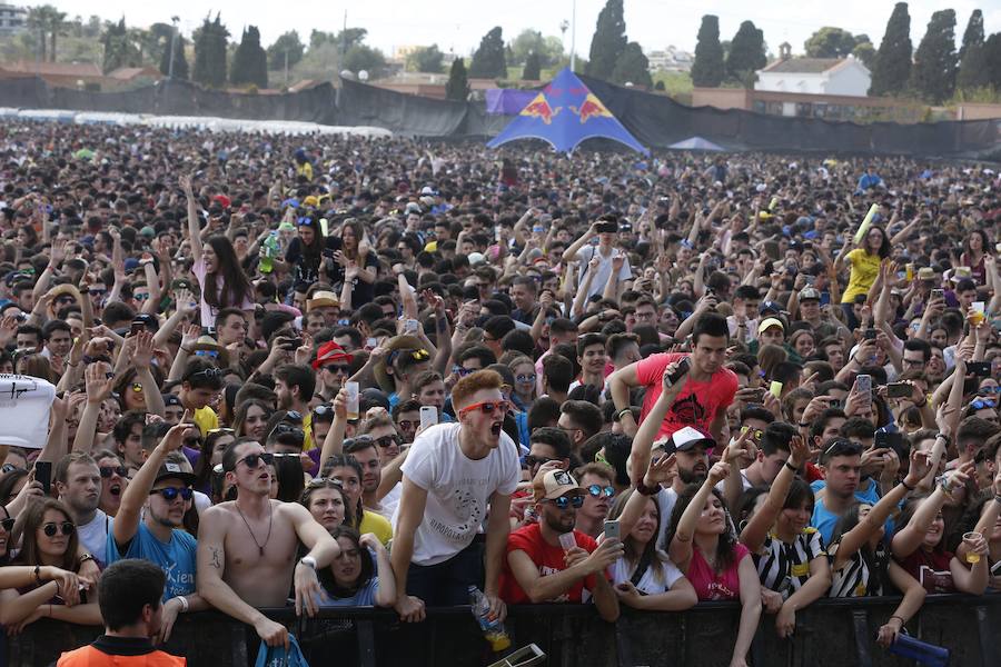 Los estudiantes han llenado el recinto del festival de paellas que se ha celebrado este viernes en Moncada con un amplio dispositivo de seguridad y transporte publico preparado para la ocasión. La puertas se han abierto a las 10 horas y una hora después empezaban los espectáculos musicales mientras se cocinaban 24.000 raciones de paella para los asistentes. Centenares de estudiantes han llegando al epicentro de la fiesta fundamentalmente en metro ya que Metrovalencia había preparado un dispositivo especial para cubrir un evento que hoy dobla el censo de la localidad de l'Horta.