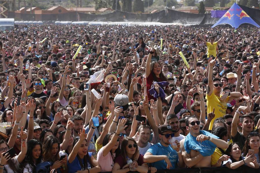 Los estudiantes han llenado el recinto del festival de paellas que se ha celebrado este viernes en Moncada con un amplio dispositivo de seguridad y transporte publico preparado para la ocasión. La puertas se han abierto a las 10 horas y una hora después empezaban los espectáculos musicales mientras se cocinaban 24.000 raciones de paella para los asistentes. Centenares de estudiantes han llegando al epicentro de la fiesta fundamentalmente en metro ya que Metrovalencia había preparado un dispositivo especial para cubrir un evento que hoy dobla el censo de la localidad de l'Horta.