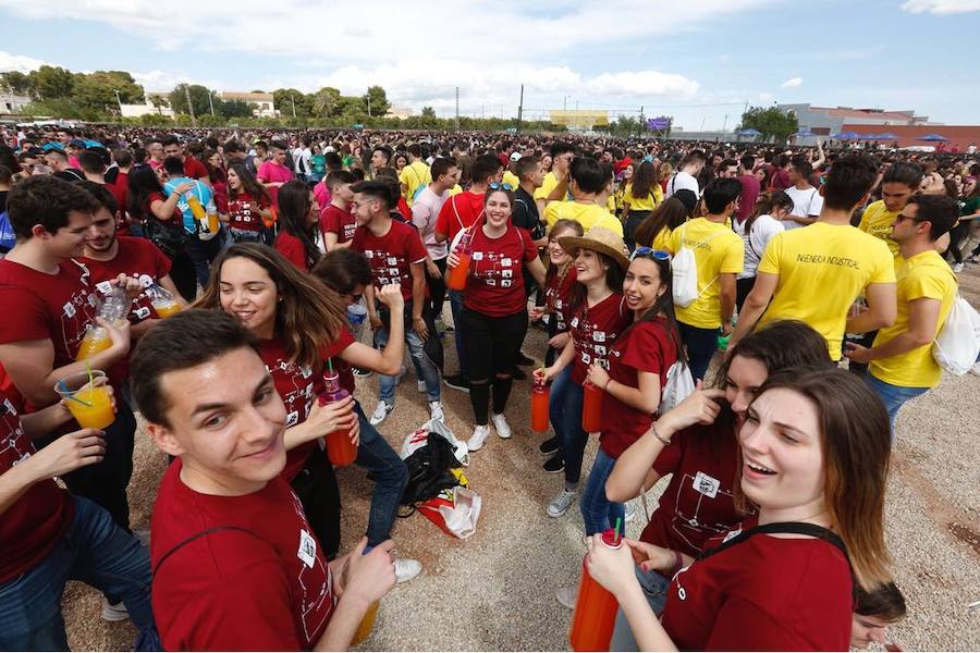 Los estudiantes han llenado el recinto del festival de paellas que se ha celebrado este viernes en Moncada con un amplio dispositivo de seguridad y transporte publico preparado para la ocasión. La puertas se han abierto a las 10 horas y una hora después empezaban los espectáculos musicales mientras se cocinaban 24.000 raciones de paella para los asistentes. Centenares de estudiantes han llegando al epicentro de la fiesta fundamentalmente en metro ya que Metrovalencia había preparado un dispositivo especial para cubrir un evento que hoy dobla el censo de la localidad de l'Horta.