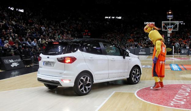 'Pam', mascota del Valencia Basket, con el Ecosport.