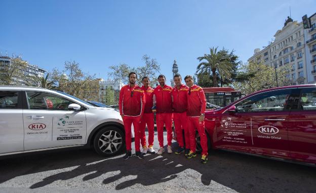 El equipo español, con modelos de Kia en la Plaza del Ayuntamiento de Valencia.