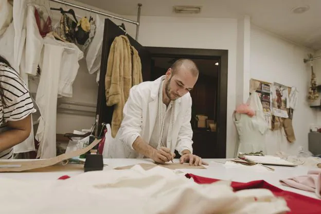 El sastre gandiense Antonio Faus prepara los patrones de sus últimos diseños en su atelier. 