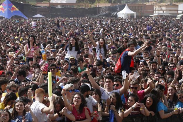 Asistentes a la celebración, durante una de las actuaciones musicales. 