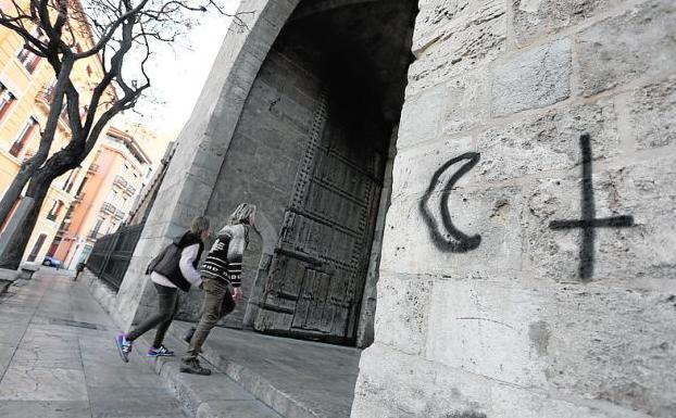 Pintadas en las torres de Serranos el pasado diciembre.