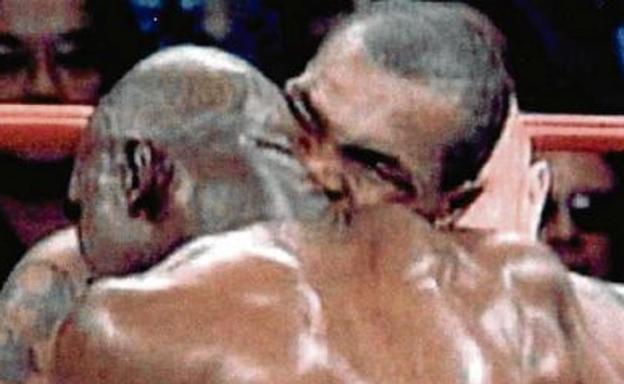 Mike Tyson muerde una oreja a Evander Holyfield en Las Vegas.