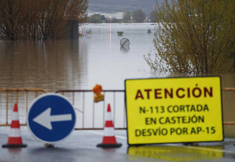 El Ebro ha provocado grandes problemas en municipios de la ribera de Navarra y Aragón. El río se ha desbordado en varios puntos anegados zonas declaradas de 'acción urgente'. Los niveles registrado han sido muy similares a los de 2015 e incluso en la capital aragonesa se han llevado a cabo cortes de tráfico dados los primeros desbordamientos del Ebro. La ministra de Agricultura, Isabel García Tejerina, ha visitado las zonas más afectadas sobre las que se rebaja la angustia en los próximos días pero que puede volver ante la previsión de lluvias de cara al fin de semana siguiente.