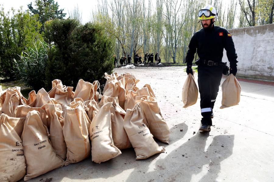 El Ebro ha provocado grandes problemas en municipios de la ribera de Navarra y Aragón. El río se ha desbordado en varios puntos anegados zonas declaradas de 'acción urgente'. Los niveles registrado han sido muy similares a los de 2015 e incluso en la capital aragonesa se han llevado a cabo cortes de tráfico dados los primeros desbordamientos del Ebro. La ministra de Agricultura, Isabel García Tejerina, ha visitado las zonas más afectadas sobre las que se rebaja la angustia en los próximos días pero que puede volver ante la previsión de lluvias de cara al fin de semana siguiente.