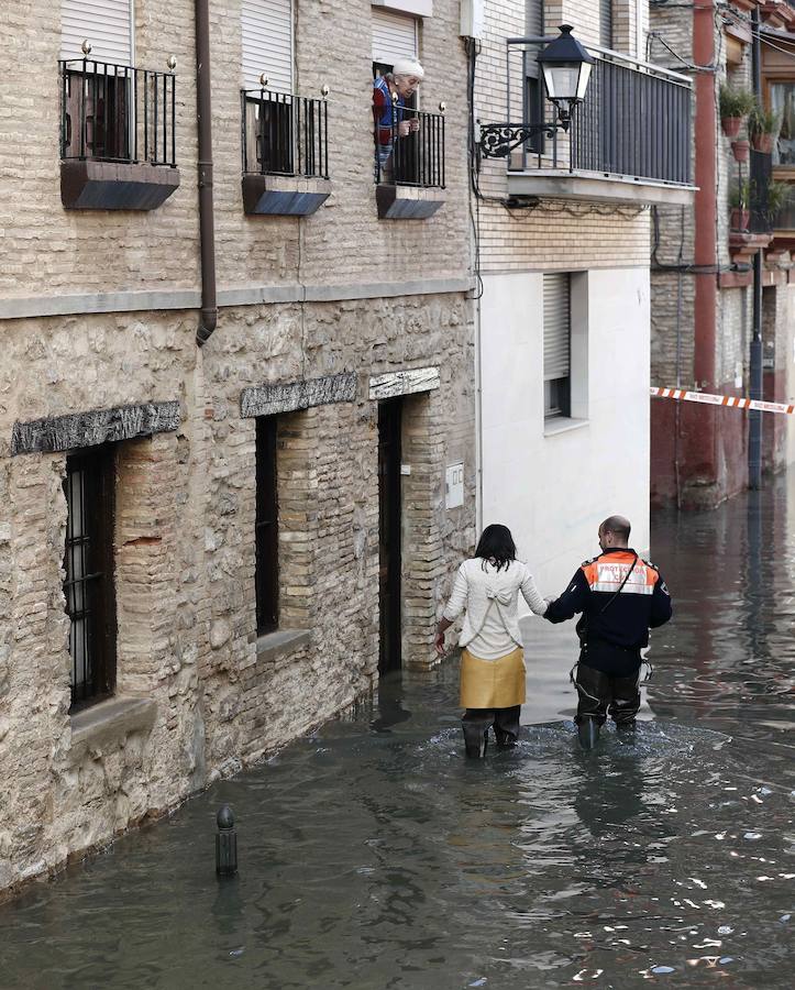 El Ebro ha provocado grandes problemas en municipios de la ribera de Navarra y Aragón. El río se ha desbordado en varios puntos anegados zonas declaradas de 'acción urgente'. Los niveles registrado han sido muy similares a los de 2015 e incluso en la capital aragonesa se han llevado a cabo cortes de tráfico dados los primeros desbordamientos del Ebro. La ministra de Agricultura, Isabel García Tejerina, ha visitado las zonas más afectadas sobre las que se rebaja la angustia en los próximos días pero que puede volver ante la previsión de lluvias de cara al fin de semana siguiente.