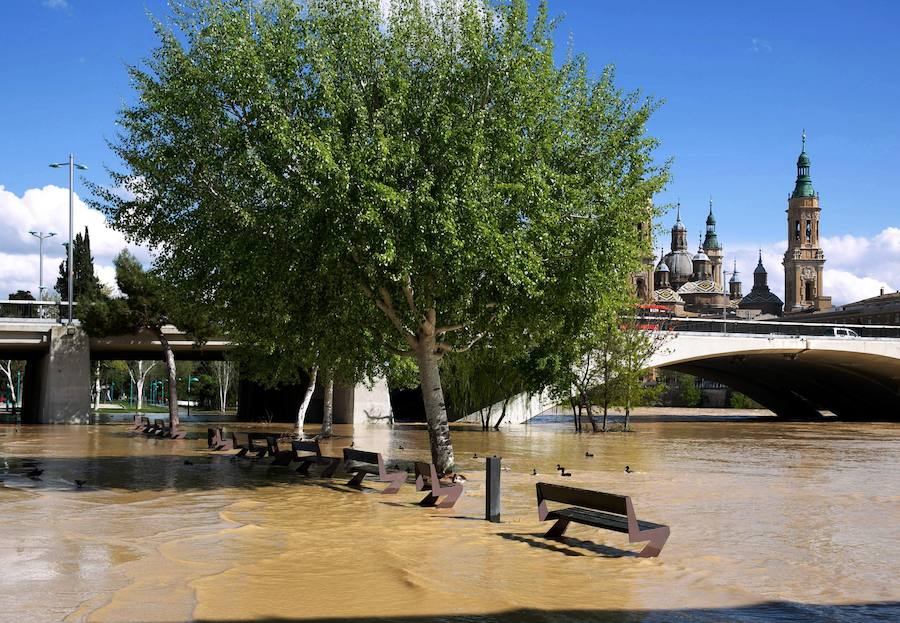 El Ebro ha provocado grandes problemas en municipios de la ribera de Navarra y Aragón. El río se ha desbordado en varios puntos anegados zonas declaradas de 'acción urgente'. Los niveles registrado han sido muy similares a los de 2015 e incluso en la capital aragonesa se han llevado a cabo cortes de tráfico dados los primeros desbordamientos del Ebro. La ministra de Agricultura, Isabel García Tejerina, ha visitado las zonas más afectadas sobre las que se rebaja la angustia en los próximos días pero que puede volver ante la previsión de lluvias de cara al fin de semana siguiente.