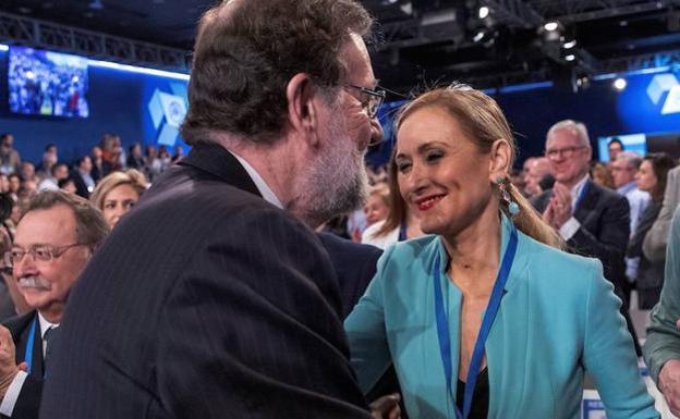 Rajoy saluda a Cristina Cifuentes durante la convención del PP celebrada el pasado fin de semana en Sevilla.