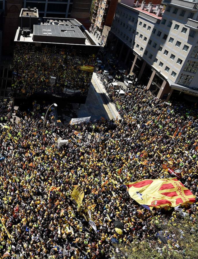 Miles de personas se manifiestan en Barcelona por los presos soberanistas.