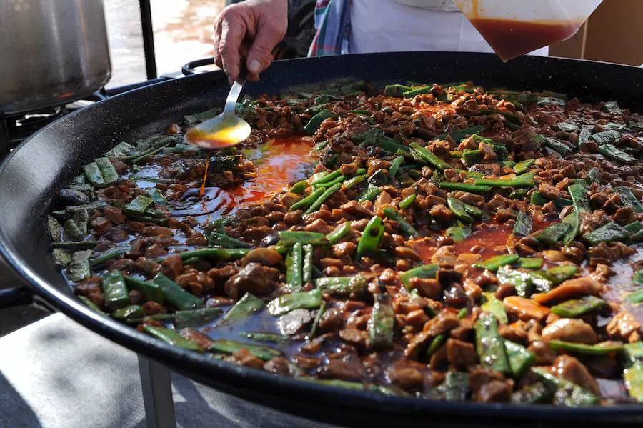 La Plaza del Ayuntamiento de Valencia se ha llenado de fogones durante este domingo en la tercera celebración del Tastarròs, una jornada gastronómica y festiva en torno al arroz que el año pasado congregó a 15.000 visitantes. Hasta un total de 22 prestigiosos restaurantes, presentes en esta iniciativa organizada por la D.O. Arroz de Valencia.