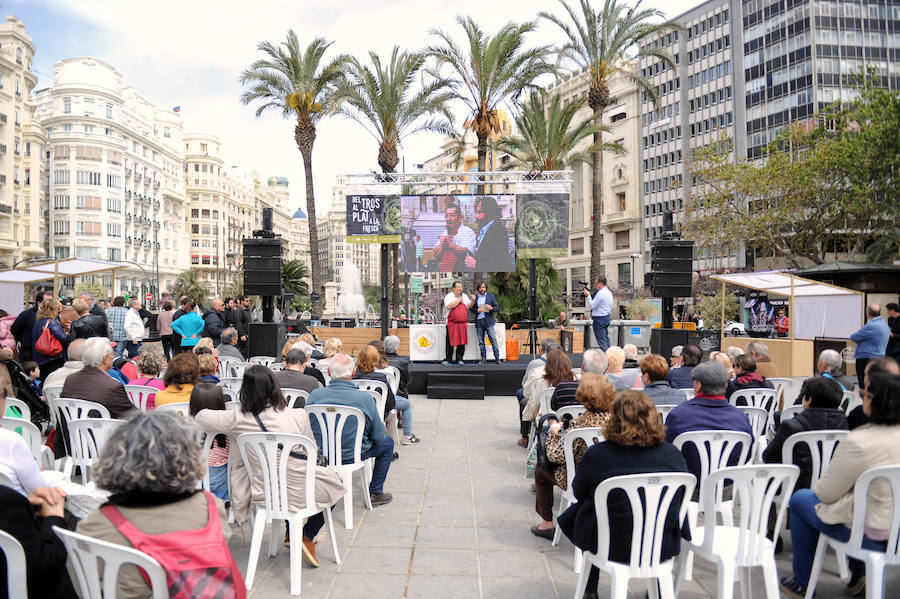 La Plaza del Ayuntamiento de Valencia se ha llenado de fogones durante este domingo en la tercera celebración del Tastarròs, una jornada gastronómica y festiva en torno al arroz que el año pasado congregó a 15.000 visitantes. Hasta un total de 22 prestigiosos restaurantes, presentes en esta iniciativa organizada por la D.O. Arroz de Valencia.