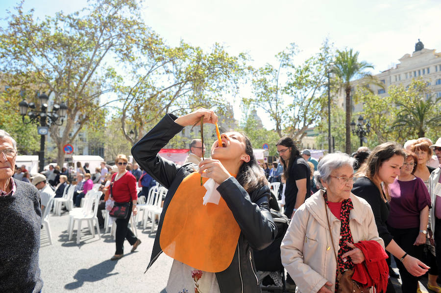 La Plaza del Ayuntamiento de Valencia se ha llenado de fogones durante este domingo en la tercera celebración del Tastarròs, una jornada gastronómica y festiva en torno al arroz que el año pasado congregó a 15.000 visitantes. Hasta un total de 22 prestigiosos restaurantes, presentes en esta iniciativa organizada por la D.O. Arroz de Valencia.