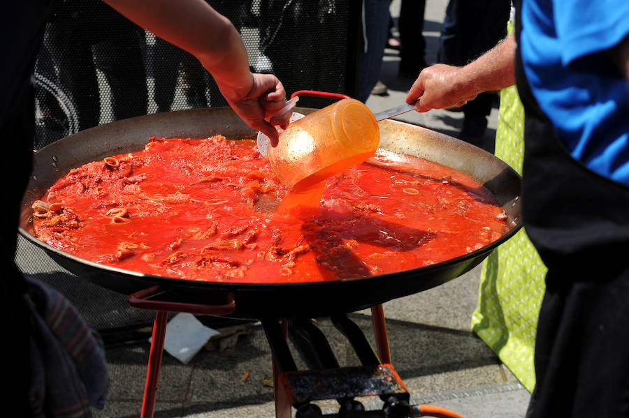 La Plaza del Ayuntamiento de Valencia se ha llenado de fogones durante este domingo en la tercera celebración del Tastarròs, una jornada gastronómica y festiva en torno al arroz que el año pasado congregó a 15.000 visitantes. Hasta un total de 22 prestigiosos restaurantes, presentes en esta iniciativa organizada por la D.O. Arroz de Valencia.