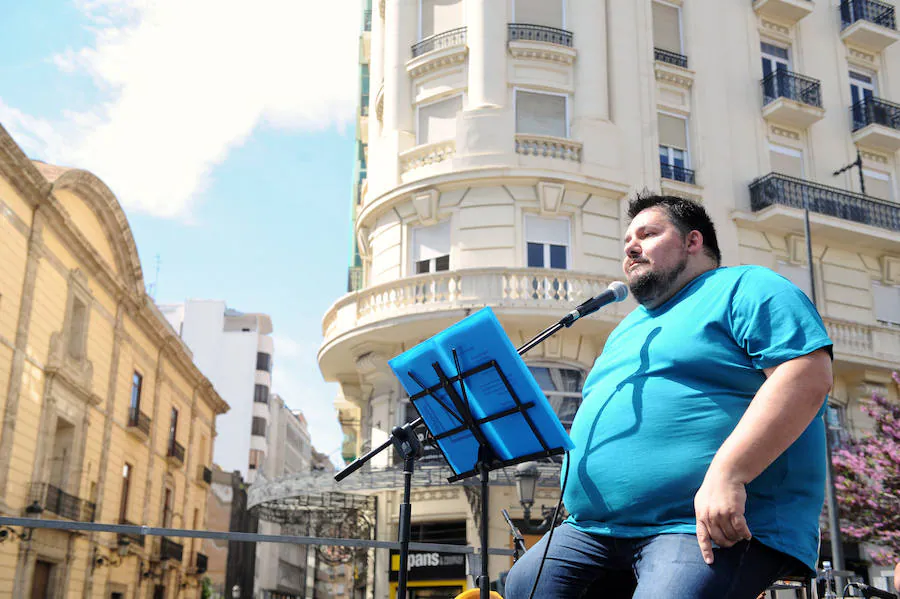 La Plaza del Ayuntamiento de Valencia se ha llenado de fogones durante este domingo en la tercera celebración del Tastarròs, una jornada gastronómica y festiva en torno al arroz que el año pasado congregó a 15.000 visitantes. Hasta un total de 22 prestigiosos restaurantes, presentes en esta iniciativa organizada por la D.O. Arroz de Valencia.