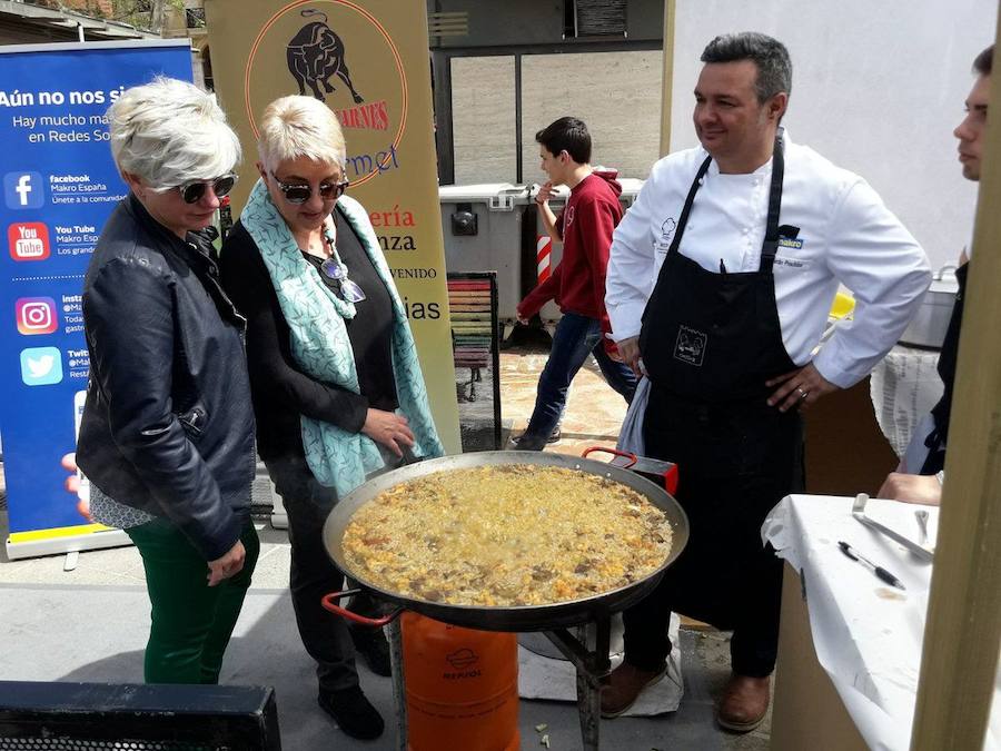 La Plaza del Ayuntamiento de Valencia se ha llenado de fogones durante este domingo en la tercera celebración del Tastarròs, una jornada gastronómica y festiva en torno al arroz que el año pasado congregó a 15.000 visitantes. Hasta un total de 22 prestigiosos restaurantes, presentes en esta iniciativa organizada por la D.O. Arroz de Valencia.