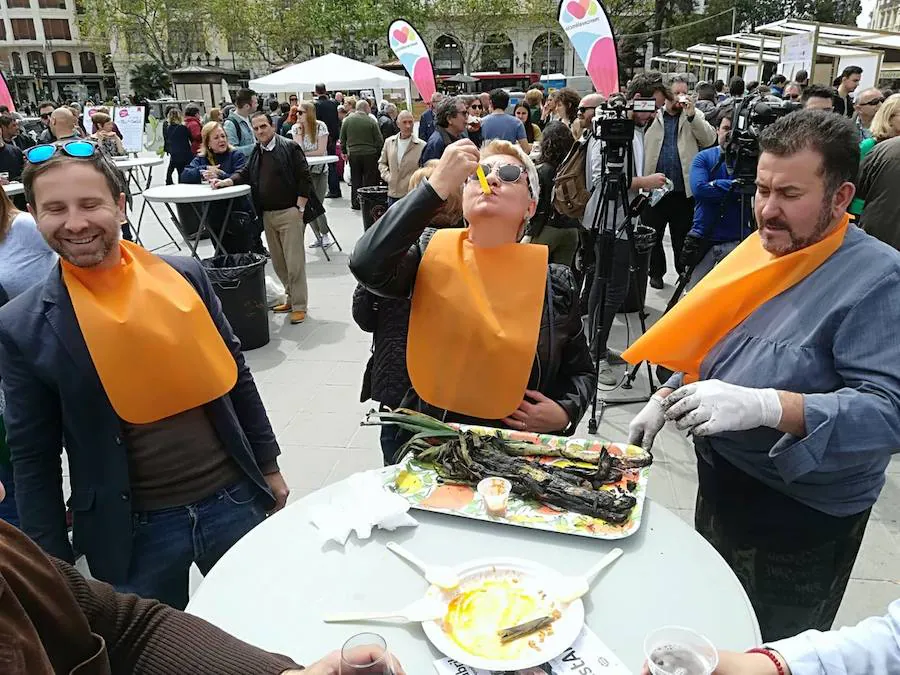 La Plaza del Ayuntamiento de Valencia se ha llenado de fogones durante este domingo en la tercera celebración del Tastarròs, una jornada gastronómica y festiva en torno al arroz que el año pasado congregó a 15.000 visitantes. Hasta un total de 22 prestigiosos restaurantes, presentes en esta iniciativa organizada por la D.O. Arroz de Valencia.