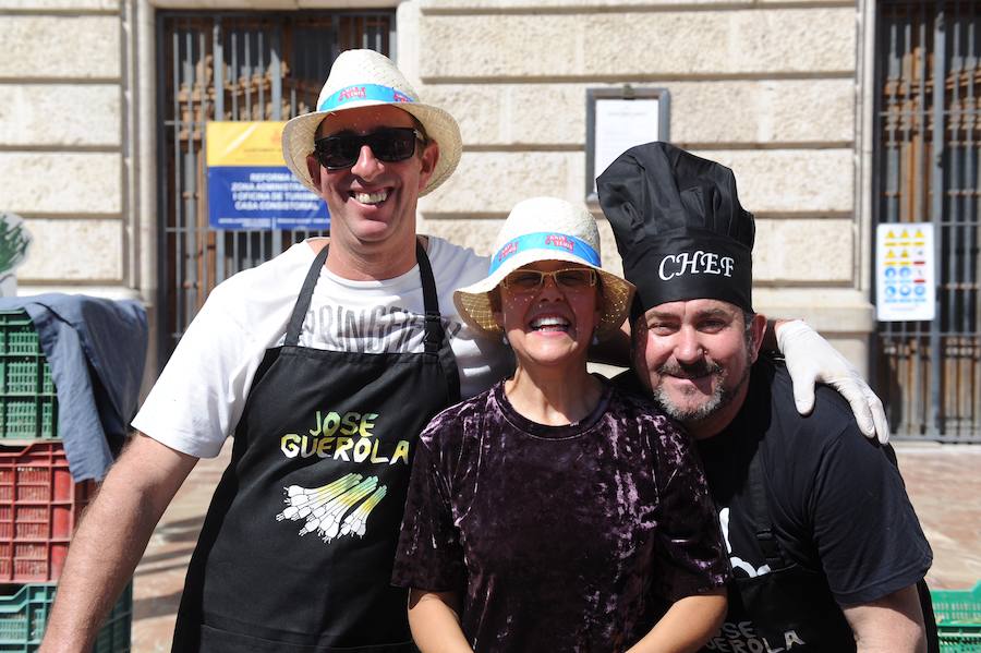 La Plaza del Ayuntamiento de Valencia se ha llenado de fogones durante este domingo en la tercera celebración del Tastarròs, una jornada gastronómica y festiva en torno al arroz que el año pasado congregó a 15.000 visitantes. Hasta un total de 22 prestigiosos restaurantes, presentes en esta iniciativa organizada por la D.O. Arroz de Valencia.